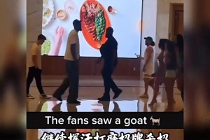 气质拿捏 球迷偶遇杜兰特，后面还跟着几位美女...